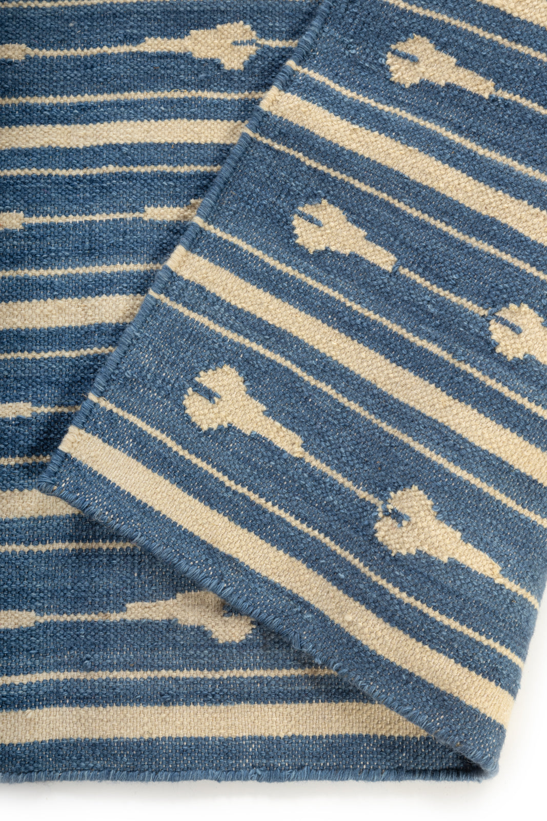 Tideway Wool Rug-Blue detail of the striped wool surface and edge finishing