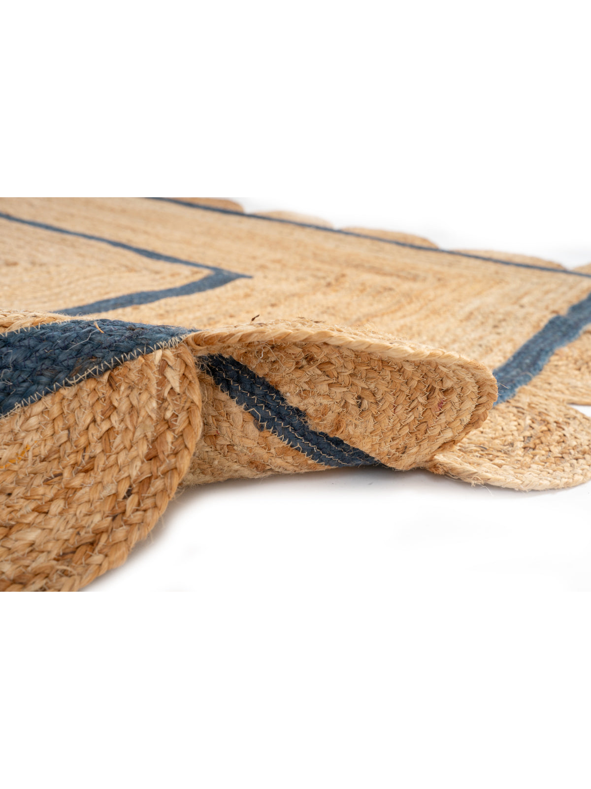 Loko scalloped square jute rug