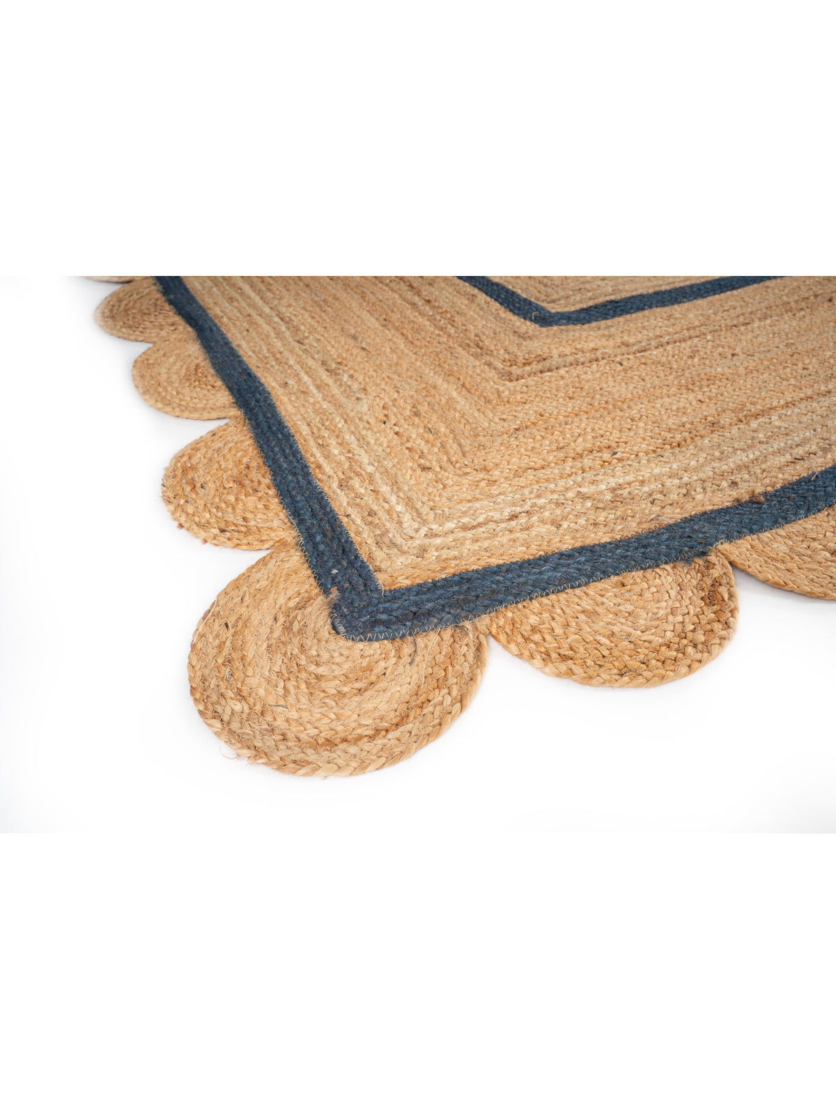 Loko scalloped square jute rug