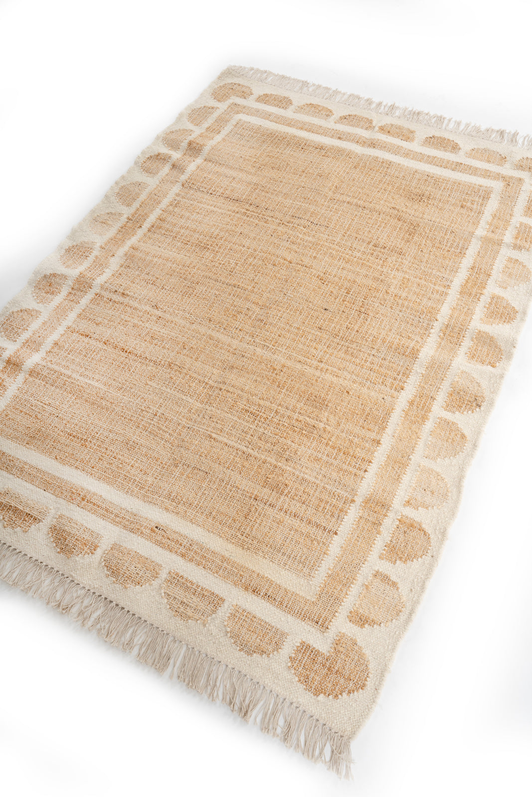 Lira Scalloped Jute Rug-White detail showing the textured jute surface and finishing