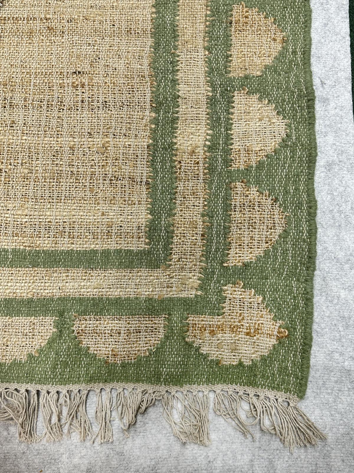 Lira scalloped hemp rug