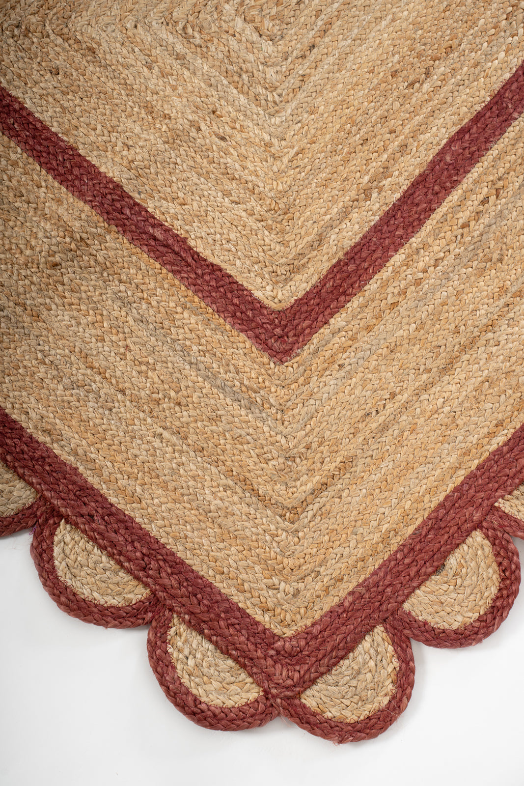 Loko scalloped square jute rug-Red close-up showing the jute weave and surface texture