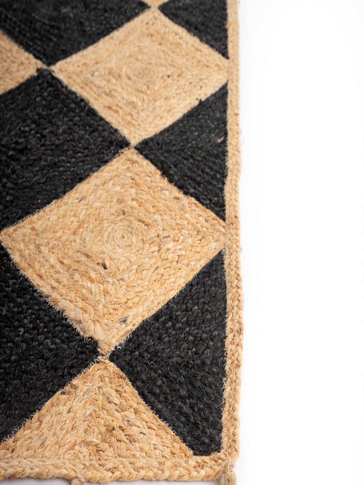 Rosso diamond braided jute rug-Black detail of the geometric pattern in jute