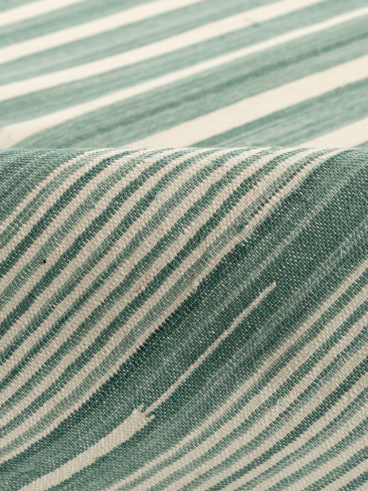 Serenity Stripes Flatweave Rug-Green detail of the striped cotton surface and edge finishing