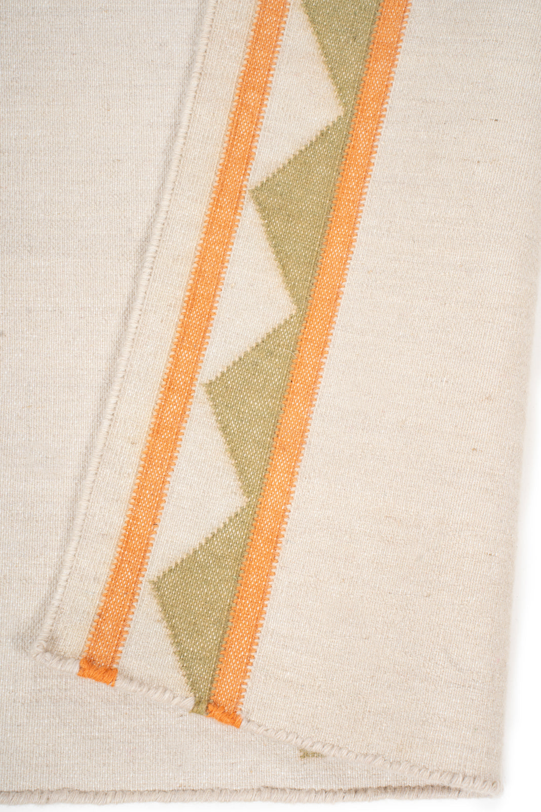 Sunburst Horizon Dhurrie Runner detail showing edge binding and cotton finishing of the runner